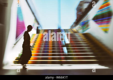 Außerhalb der Zeit. Kreative street photography. Urban experimentelle Bewegungsunschärfe Foto in Constanta, Rumänien Stockfoto