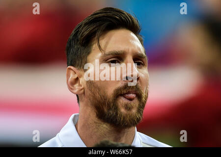 Lionel Messi von Argentinien reagiert, bevor sie ihre Gruppe D Match gegen Kroatien während der FIFA WM 2018 in Nischni Nowgorod, Russland, 21. Juni 2018. Stockfoto