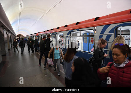 Pendler kommen aus einer U-Bahn in einer Station der Moskauer U-Bahn in Moskau, Russland, oder, 4. Juli 2018. Die Moskauer Metro ist einer der verkehrsreichsten m Stockfoto