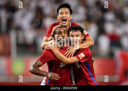 Portugiesische Fußball-Spieler Ricardo Vaz Te, Links, Henan Jianye feiert mit seinen Mannschaftskameraden nachdem Sie gegen Guizhou Hengfeng in ihre 14. ro Stockfoto