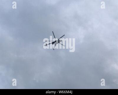 Eine königliche thailändische Polizei Helikopter evakuiert eine Höhle gefangen Junge ins Krankenhaus, nachdem er von Tham Luang Höhle gerettet wurde, Khun Nam Nang nicht Forest Park in Ch Stockfoto