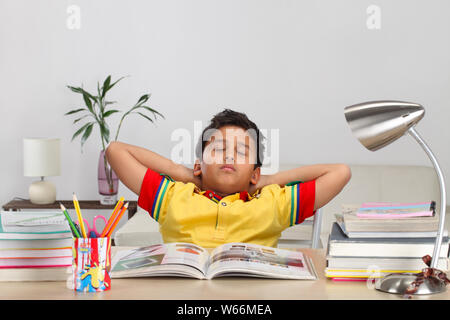 Junge, der in einem Arbeitszimmer nippt Stockfoto