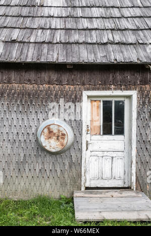 Ein typisches altes Bauernhaus in die Bukowina, Rumänien. Dach und Wände sind mit Holzschindeln verkleidet, mit Kreuze über der Tür Stockfoto