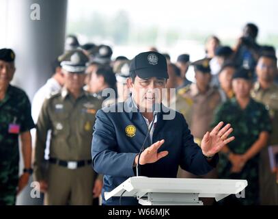 Prayut Chan-o-cha, Premierminister von Thailand, liefert eine Rede als besucht er die Rettung Command Center am Chalong Pier nach zwei Boote, die 1. Stockfoto