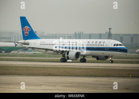 ---- Ein Flugzeug von China Southern Airlines Taxen am internationalen Flughafen Shanghai Pudong in Shanghai, China, 5. Mai 2017. China Southern Air Stockfoto
