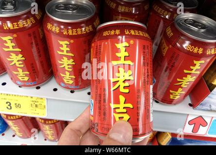 ---- Ein Kunde Geschäfte für eine Dose Wong Lo Kat Kräutertee von Guangzhou Pharmaceutical Holding Limited in einem Supermarkt in Liaocheng City, East Kinn Stockfoto