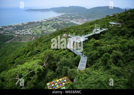 Touristen zu Fuß auf einem mit Glasboden sky Gehweg an der Yalong Bay Forest Park in Sanya City, South China Hainan Provinz, 29. Juli 2018. Menschen besuchen Stockfoto