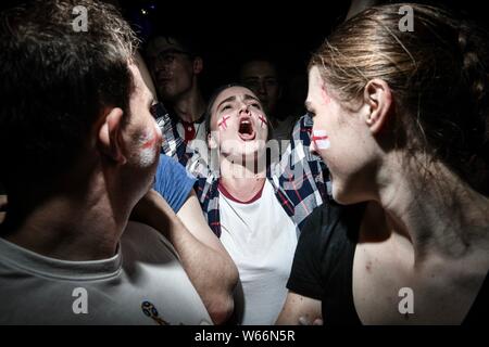 England Fans reagieren, wie sie das Halbfinale zwischen England und Kroatien während der FIFA WM 2018 in Moskau, Russland, 11. Juli 2018 ansehen. Stockfoto