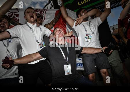 England Fans reagieren, wie sie das Halbfinale zwischen England und Kroatien während der FIFA WM 2018 in Moskau, Russland, 11. Juli 2018 ansehen. Stockfoto