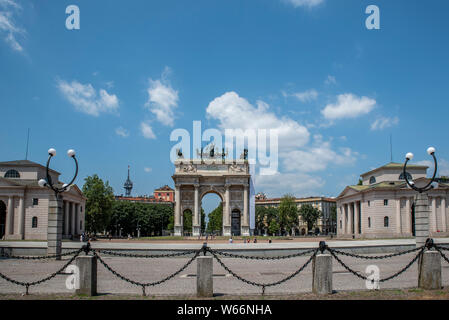 Mailand, Italien; Juli 2019: Blick auf den Arch von Frieden in Mailand Sempione Square (Arco della Pace) Stockfoto