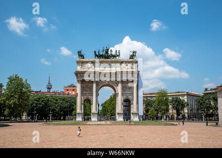 Mailand, Italien; Juli 2019: Blick auf den Arch von Frieden in Mailand Sempione Square (Arco della Pace) Stockfoto