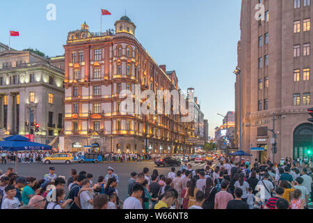 Touristen Masse die Promenade am Bund entlang des Flusses Huangpu im Sommer Hauptsaison in Shanghai, China, 15. Juli 2018. China's Sommer Tran Stockfoto