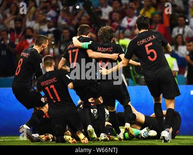 Spieler von Kroatien feiern ihren Sieg gegen Russland in ihrer Viertelfinalegleichen während der FIFA WM 2018 in Sotschi, Russland, 7. Juli 2018. Stockfoto