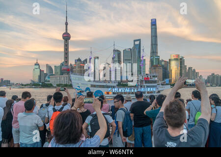 Touristen Masse die Promenade am Bund entlang des Flusses Huangpu im Sommer Hauptsaison in Shanghai, China, 15. Juli 2018. China's Sommer Tran Stockfoto