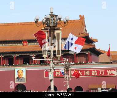 ------ Chinesisch und Panamas Nationale Fahnen flattern auf einen Laternenpfahl vor dem Tian'anmen Podiumsplatz in Peking, China, 17. November 2017. Panama a Stockfoto