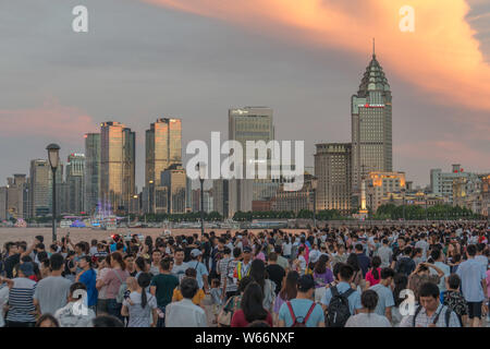 Touristen Masse die Promenade am Bund entlang des Flusses Huangpu im Sommer Hauptsaison in Shanghai, China, 15. Juli 2018. China's Sommer Tran Stockfoto