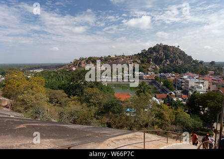 Luftaufnahme von Shravanbelgola Stadt und Umgebung, Karnataka, Indien. Stockfoto