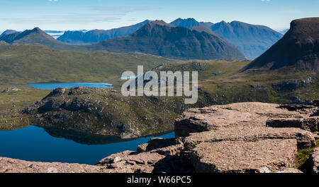 Blick über Fuar in Richtung Loch Mor Beinn Dearg Mor und eine Teallach, Fisherfield Forest, Schottland Stockfoto