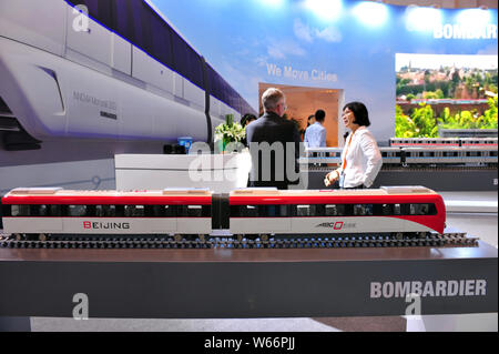 ---- Ein Modell U-Bahn ist auf dem Stand von Bombardier während einer Ausstellung in Peking, China, 13. Juni 2018. Städte haben hig zu erfüllen Stockfoto