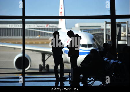 ------ Chinesische Passagiere, die für die Aufbringung auf ein Terminal des Beijing Capital International Airport in Peking, China, 13. November 2017 warten. China s Stockfoto