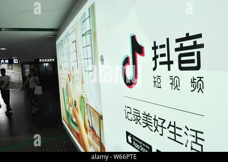 ---- Fußgänger vorbei an eine Werbung für die mobile App von Tik Tok, einer im Ausland Iteration von kurzen Video app Douyin, von Peking Bytedance Te Stockfoto