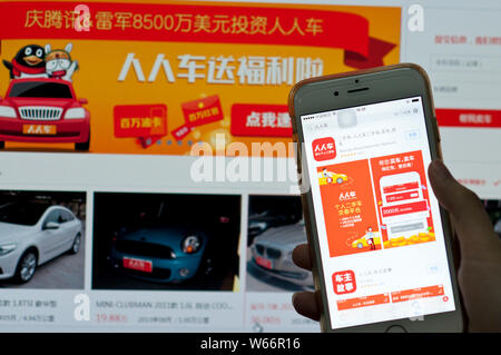 ---- Eine Chinesische mobilephone Benutzer verwenden Sie die App der Chinesischen second-hand-Auto Handelsplattform Renrenche auf seinem Smartphone in Guangzhou City, South China" Stockfoto