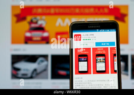 ---- Eine Chinesische mobilephone Benutzer verwenden Sie die App der Chinesischen second-hand-Auto Handelsplattform Renrenche auf seinem Smartphone in Guangzhou City, South China" Stockfoto