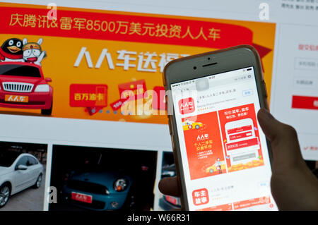 ---- Eine Chinesische mobilephone Benutzer verwenden Sie die App der Chinesischen second-hand-Auto Handelsplattform Renrenche auf seinem Smartphone in Guangzhou City, South China" Stockfoto