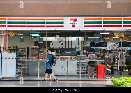 ---- Ein Fußgänger geht Vergangenheit ein kleiner 7-Eleven-Supermarkt in Guangzhou City, die südchinesische Provinz Guangdong, 11. Juni 2018. Internationale konventionelle Stockfoto