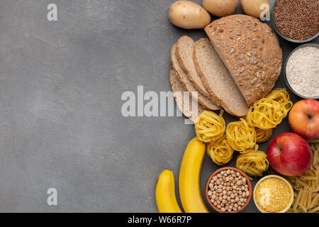 Essen hoch in gesunde Kohlenhydrate auf konkreten Hintergrund Stockfoto