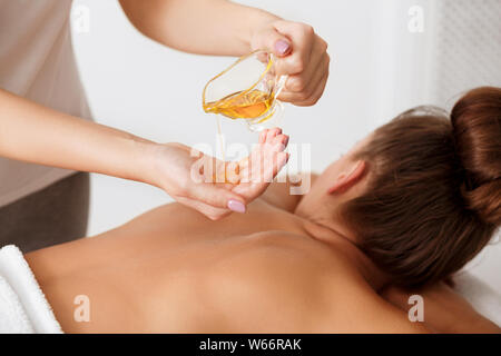 Wellness Massage. Masseur, Aromatherapie Ölmassage Stockfoto