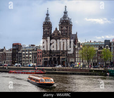 AMSTERDAM, NIEDERLANDE - 01. MAI 2018: Basilika St. Nicholas (Sint-Nicolaasbasiliek) auf Prins Hendrikkade Stockfoto