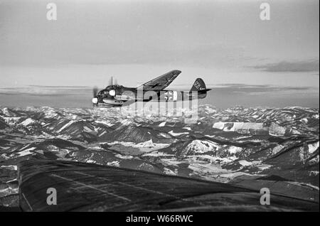 Luftwaffe Bomber Typ JU 88, fliegt über den Bergen in der Nähe von Kalinowka, Bulgarien 1942 während des Zweiten Weltkrieges 2. Stockfoto