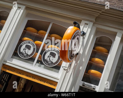 AMSTERDAM, NIEDERLANDE - 01. MAI 2018: Außenansicht des Henri Willig Cheese Shop in der Warmoesstraat mit Schild Stockfoto