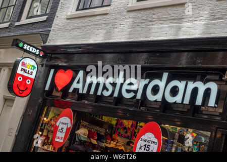 AMSTERDAM, NIEDERLANDE - 01. MAI 2018: : Schild über Souvenirladen Stockfoto