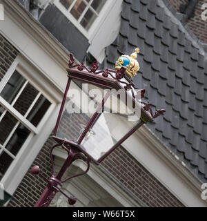AMSTERDAM, NIEDERLANDE - 01. MAI 2018: Prunkvolle Straßenlampe im Stadtzentrum Stockfoto