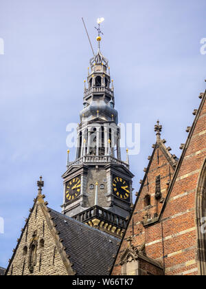 AMSTERDAM, NIEDERLANDE - 01. MAI 2018: Spitze der Oude Kerk Kirche Stockfoto