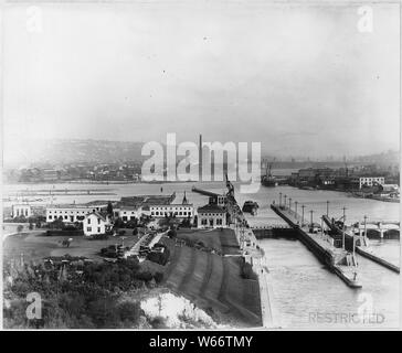 Lake Washington Ship Canal, US-Regierung sperrt, Seattle, Washington. Blick nach Osten auf den Union See.; Umfang und Inhalt: Die US-Armee Korps der Ingenieure ausgiebig fotografiert Viele der zivilen Arbeiten Projekt- und Fluss und den Hafen Verbesserung, die Sie mit beteiligt waren. Der Lake Washington Ship Canal und die Hiram Chittenden Schlösser gebaut Passage zwischen frischem Wasser den Union See und Salz wasser Puget Sound zu ermöglichen. Stockfoto