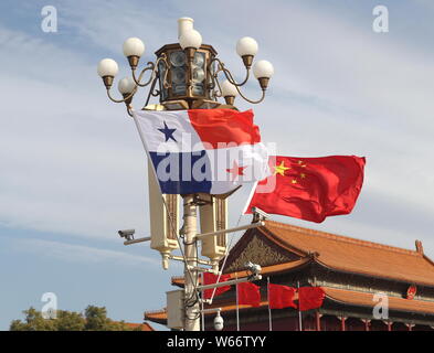 ------ Chinesisch und Panamas Nationale Fahnen flattern auf einen Laternenpfahl vor dem Tian'anmen Podiumsplatz in Peking, China, 17. November 2017. Panama a Stockfoto