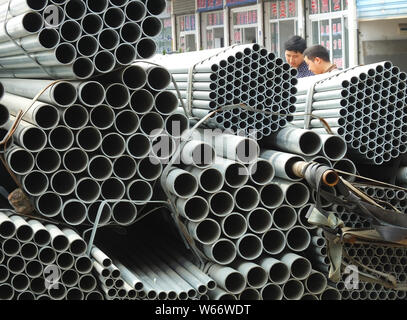 ---- Verstärken von Stahl Stäbe, die exportiert werden an einem Stahl Produkt Markt in Kunshan City gestapelt, die zentrale Provinz Hubei, China 29. April 2016. Stockfoto