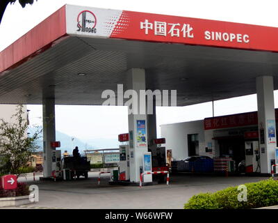 ---- Blick auf eine Tankstelle von Sinopec (China Petroleum & Chemical Corporation) in Wanzhou district, Chongqing, 12. Mai 2018. Sinopec Ölfeld Serv Stockfoto