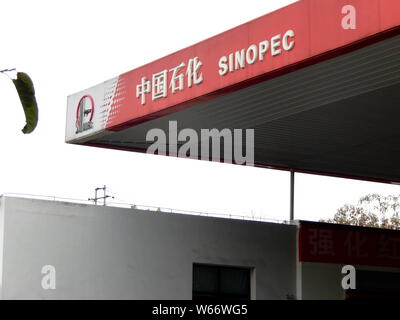 ---- Blick auf eine Tankstelle von Sinopec (China Petroleum & Chemical Corporation) in Wanzhou district, Chongqing, 12. Mai 2018. Sinopec Ölfeld Serv Stockfoto