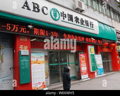 ---- Einen Fußgänger an einem Zweig der Landwirtschaftlichen Bank von China (ABC) in Chongqing, China, 20. April 2018. Elf Jahre nach der Landwirtschaftlichen Verbot Stockfoto