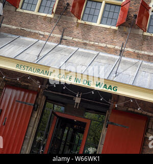AMSTERDAM, NIEDERLANDE - 01. MAI 2018: Café im Restaurant de Waag in Nieuwmarkt Stockfoto