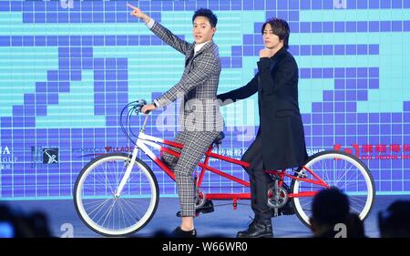 Chinesische Schauspieler und Sänger Han Geng, Links, und japanische Schauspieler und Sänger Tomohisa Yamashita, weithin auch bekannt als Yamapi, besuchen eine Pressekonferenz für Stockfoto