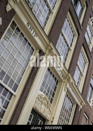 AMSTERDAM, NIEDERLANDE - 01. MAI 2018: Das Ship Chandlers Warehouse Restaurant auf der Geldersekade Stockfoto