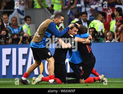 Spieler von Kroatien feiern, nachdem sie England im Halbfinale bei der Fußball-WM 2018 in Moskau, Russland, 11. Juli 2018 abgelehnt. Stockfoto