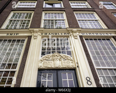 AMSTERDAM, NIEDERLANDE - 01. MAI 2018: Das Ship Chandlers Warehouse Restaurant auf der Geldersekade Stockfoto