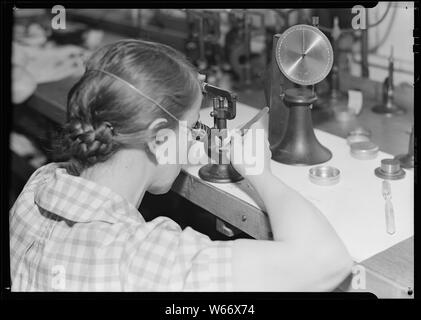 Lancaster, Pennsylvania - Hamilton Watch. Betrieb - Behebung der Räder - Semi-skilled Betrieb der Maschine durch die Ungenauigkeiten in einem Rad korrigiert werden. Stockfoto