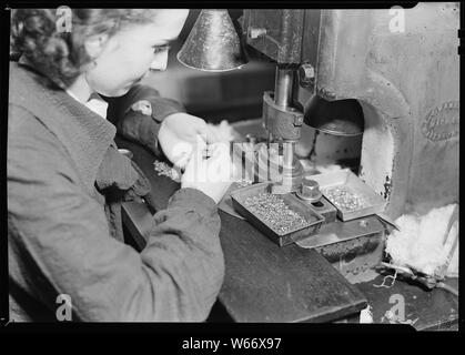 Lancaster, Pennsylvania - Hamilton Watch. Betrieb - Klick - einfache Bedienung für das Entfernen von überschüssigem Material von Teilen. Stockfoto